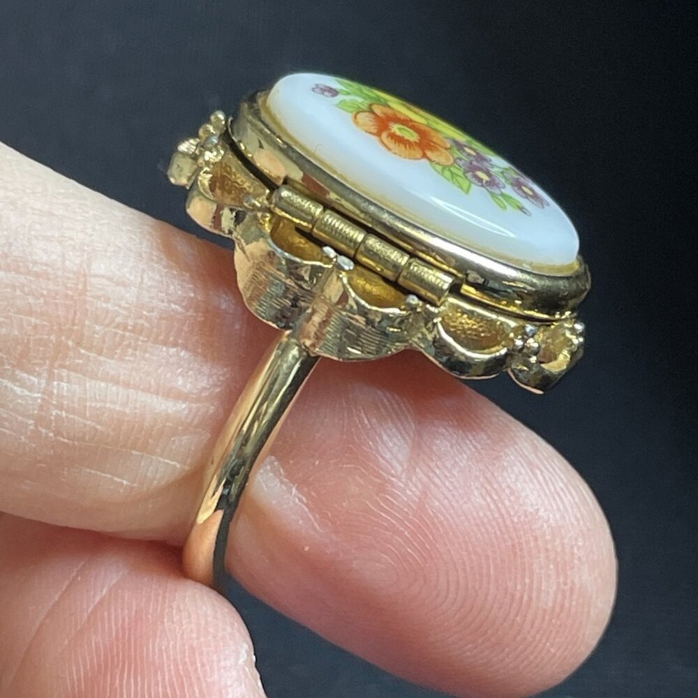 Vintage 1970s Signed Avon Floral Porcelain Locket Ring Gold-tone Sz 6.5 - 7.25 - Picture 9 of 10